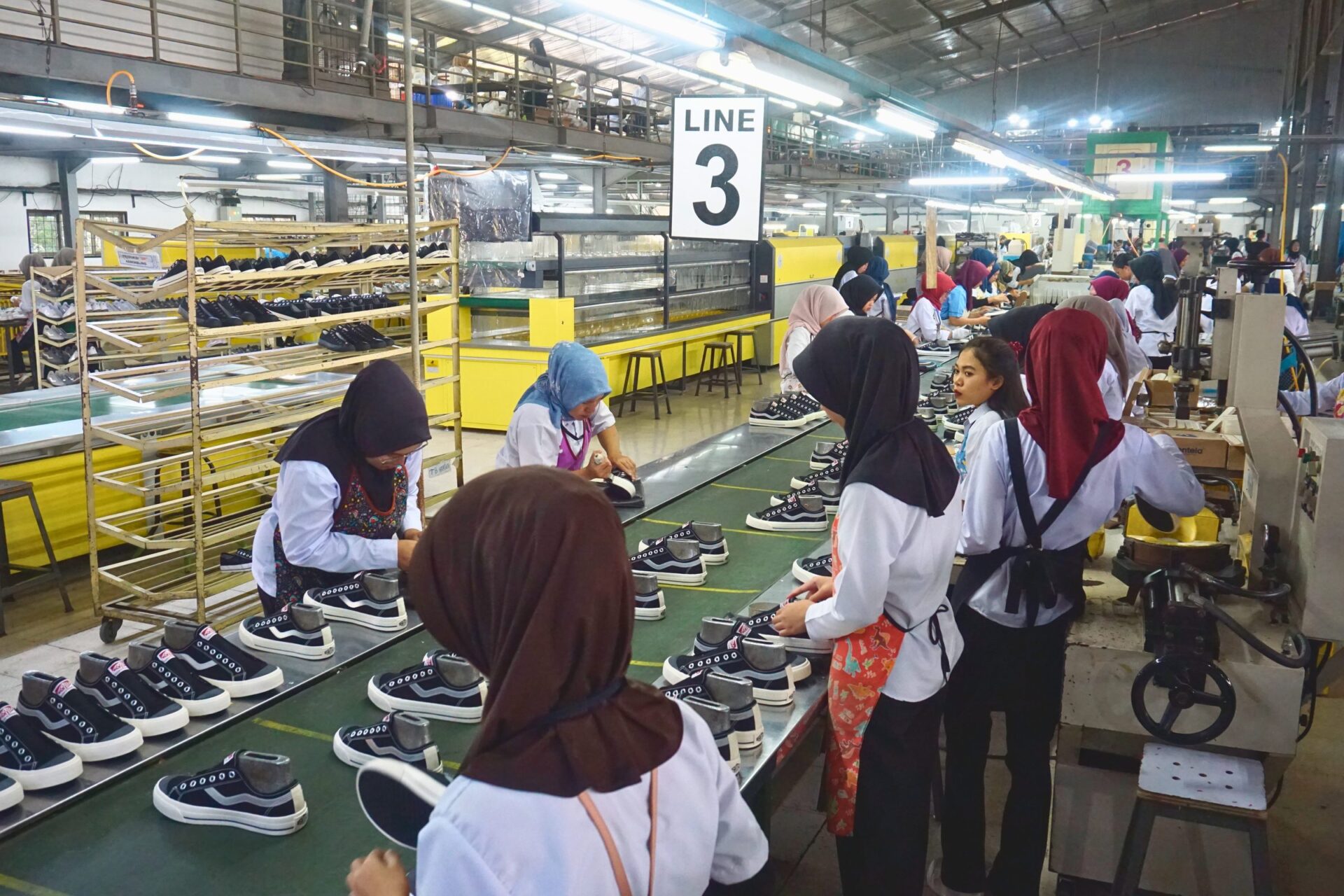 Lini perakitan vulcanized nomor 3 dengan sepatu di konveyor