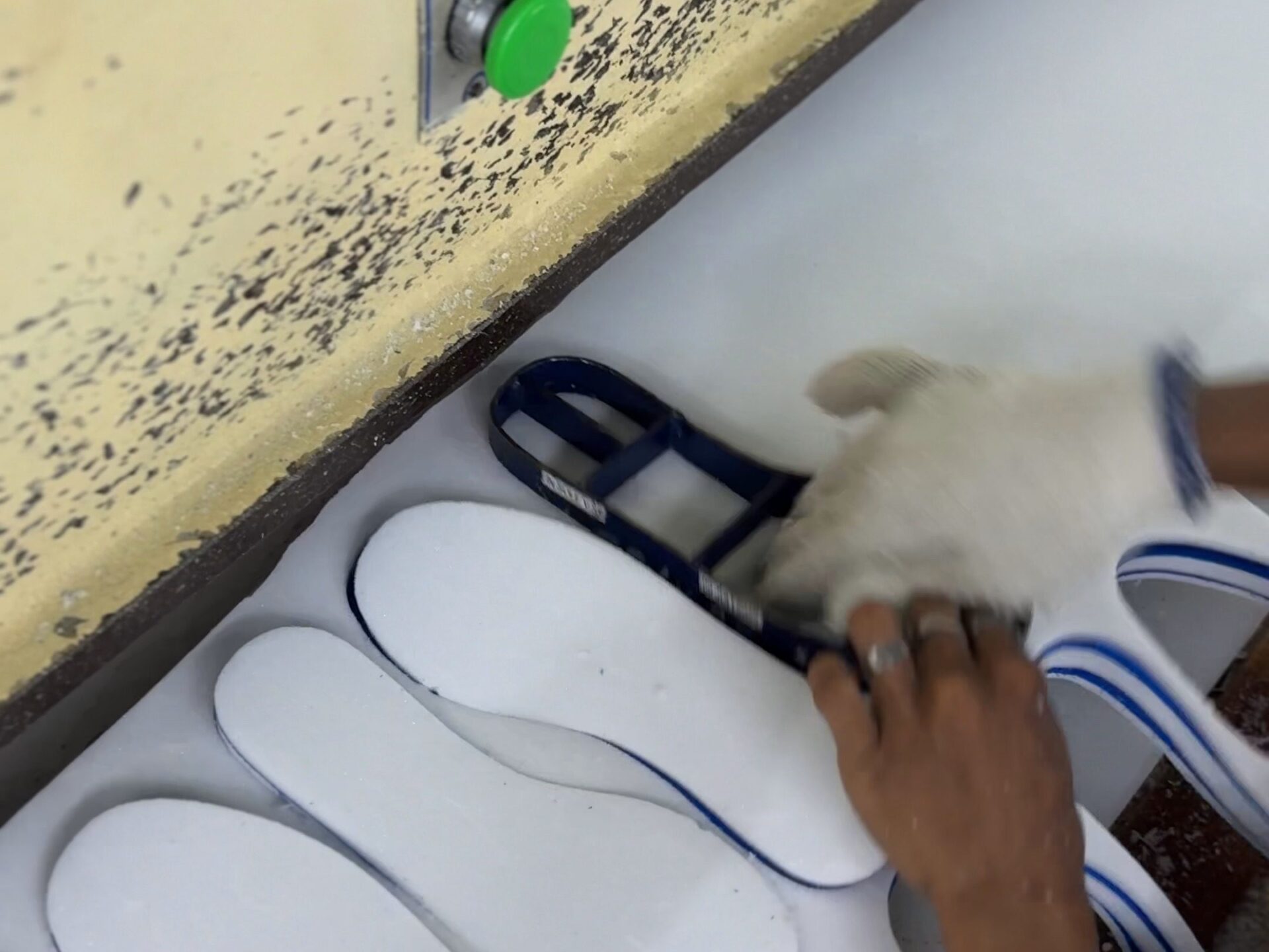 Pisau potong (cutting die) diangkat dari lembaran bahan yang sudah terpotong di hydraulic cutting machine