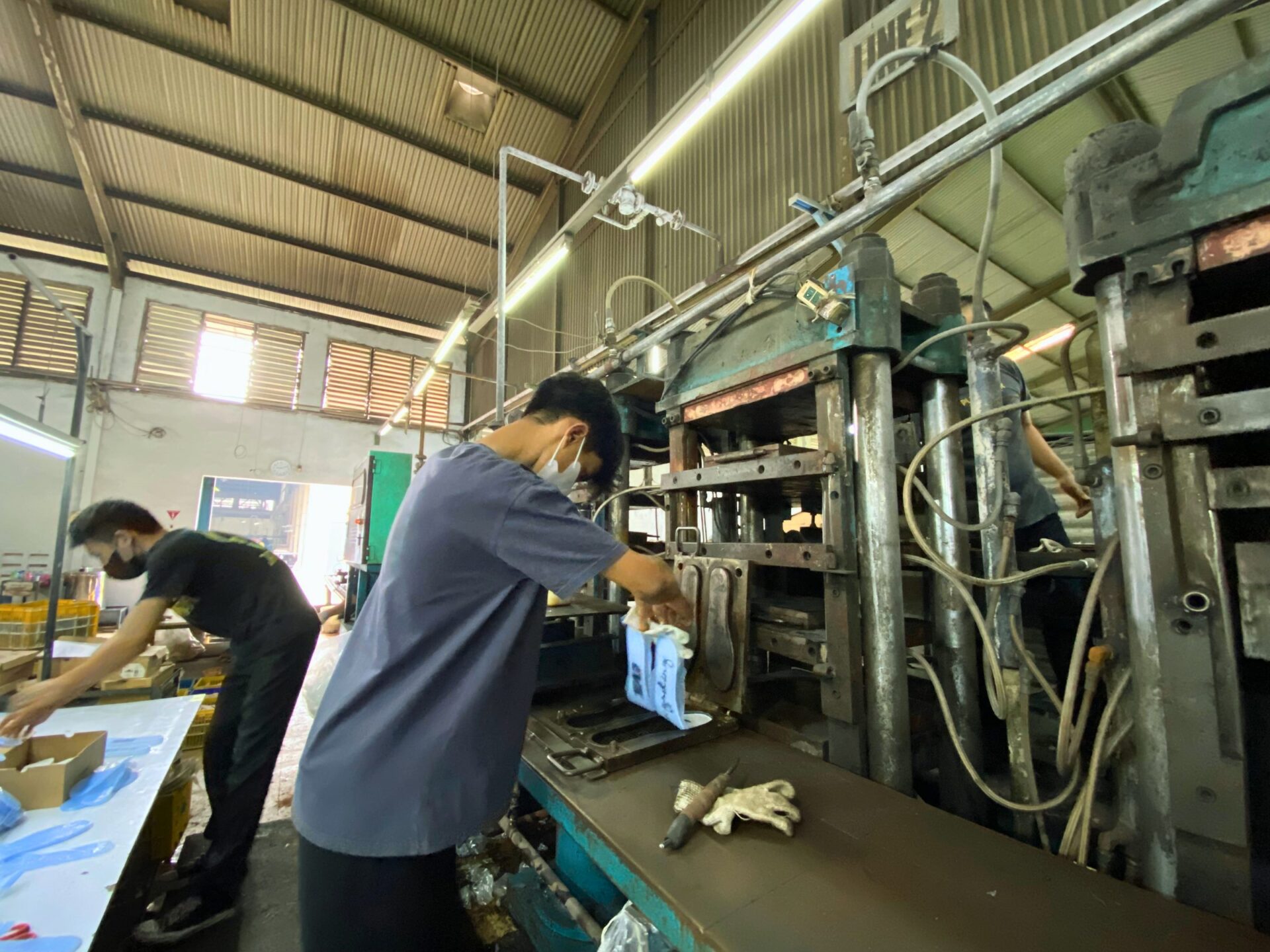 Operator di hydraulic rubber sole hot press