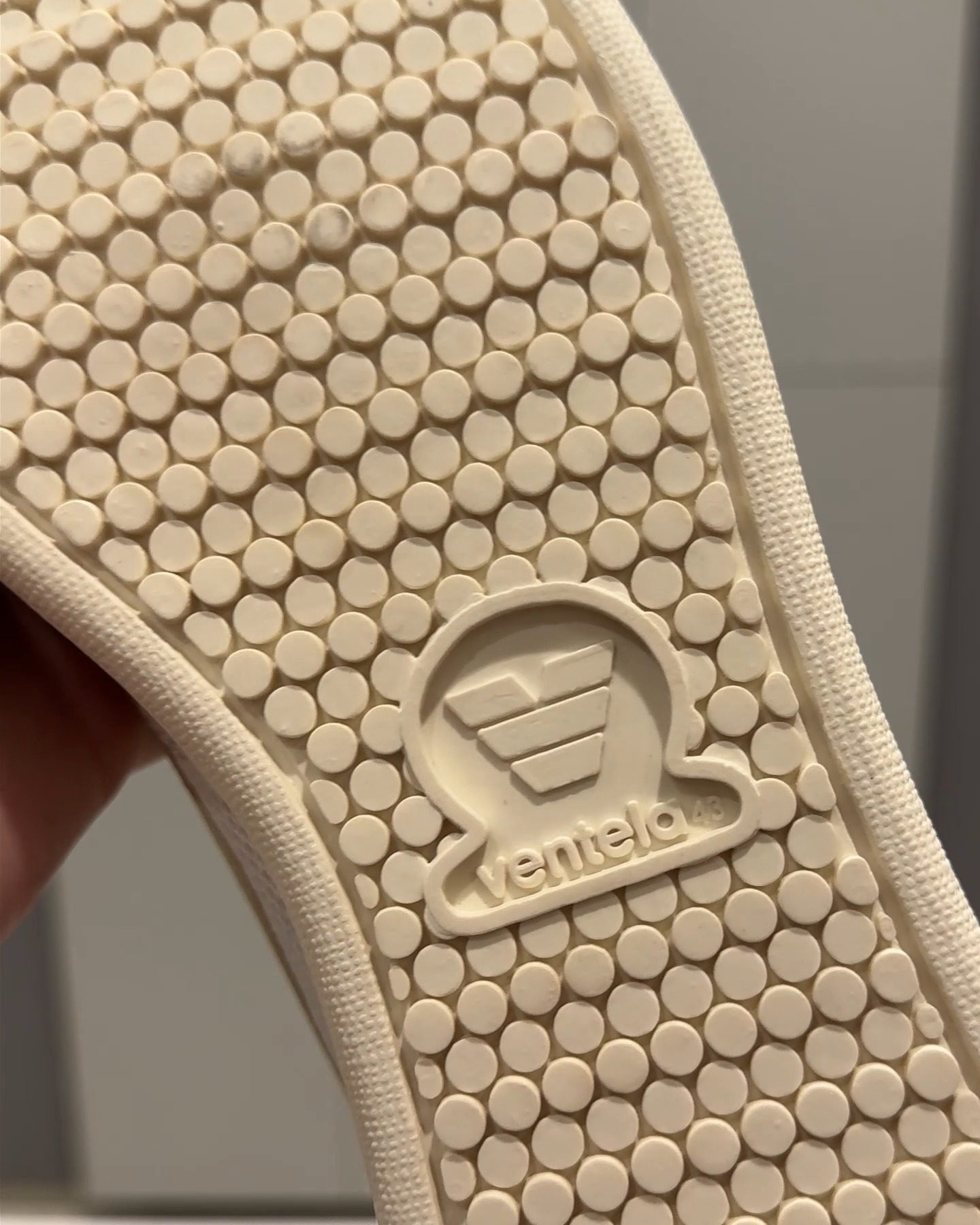 Pola tapak outsole karet V-88 dengan logo Ventela