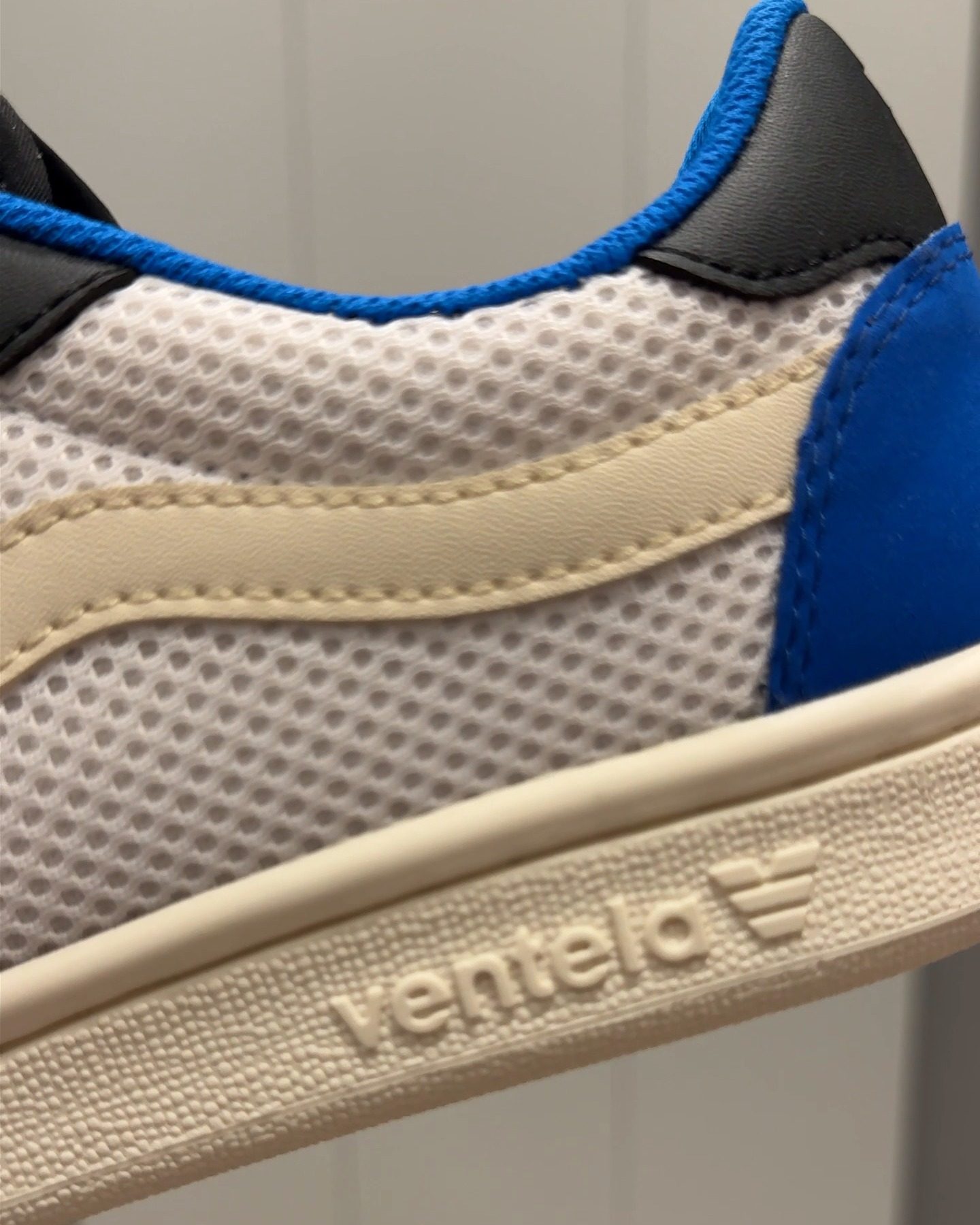 Logo Ventela timbul pada sisi sol sepatu V-88