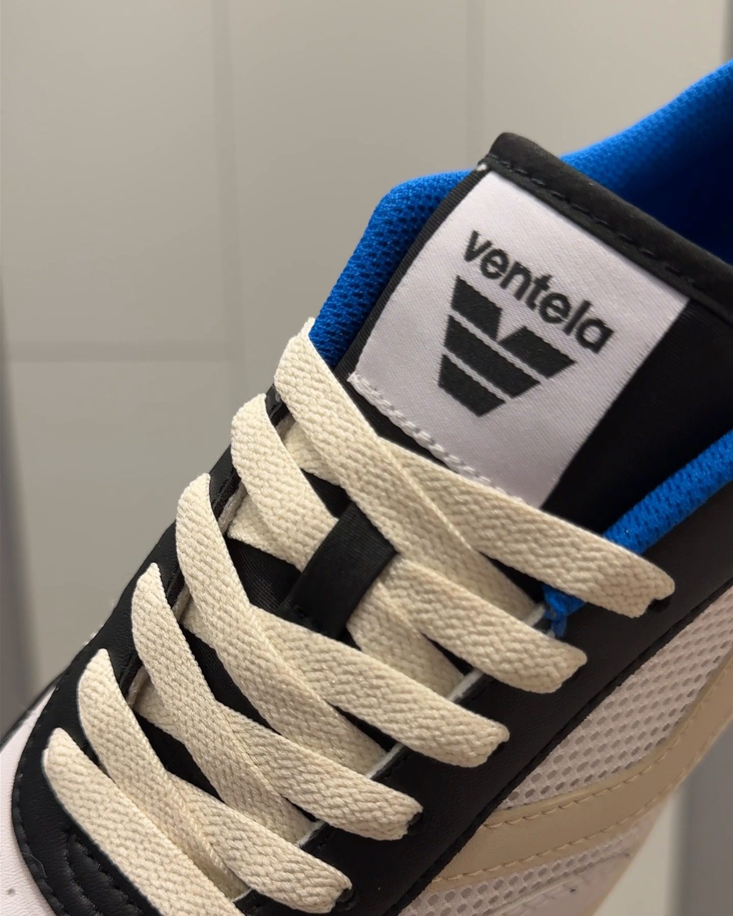 Label lidah Ventela dan tali sepatu V-88